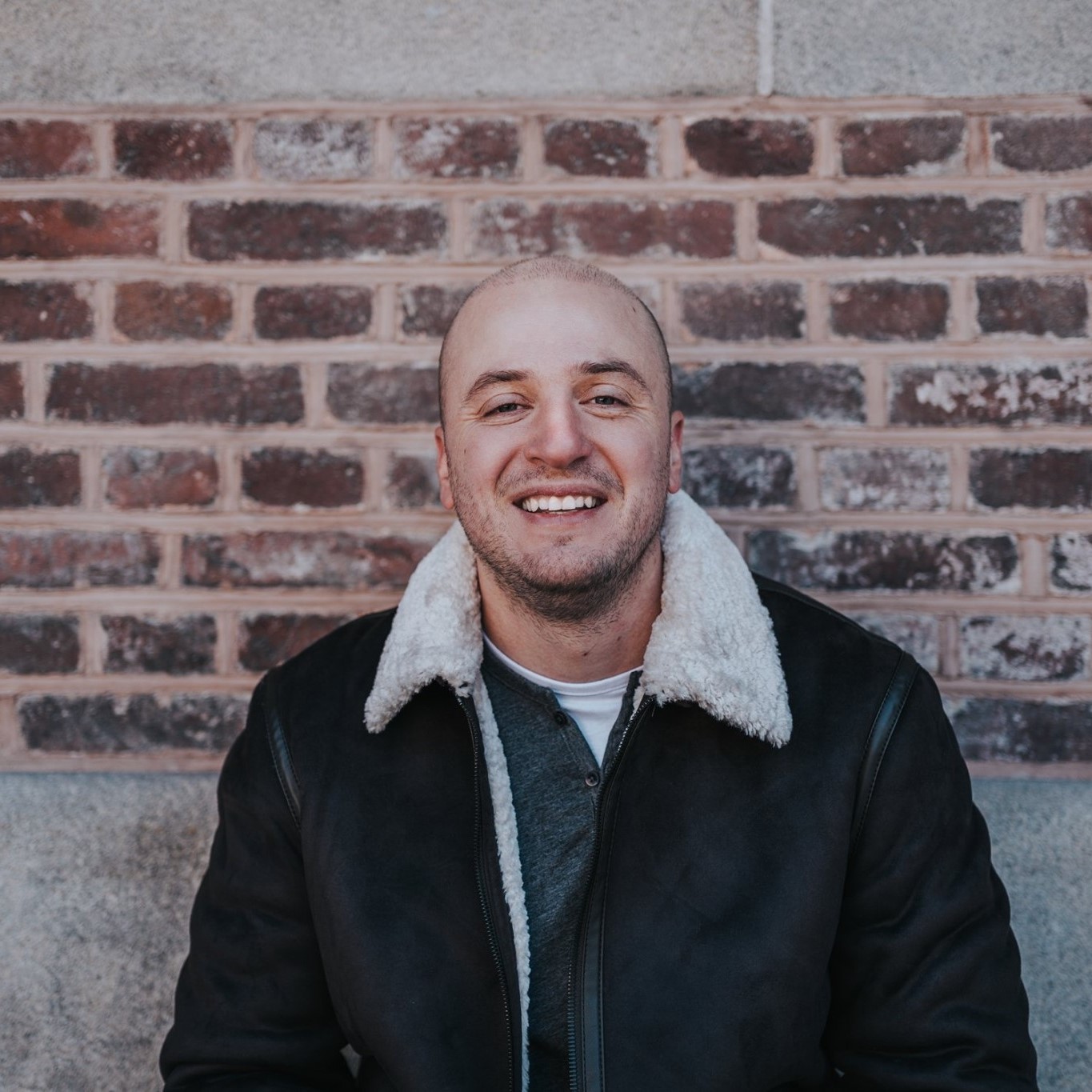 Danijel Nagradic ler framför en tegelvägg.